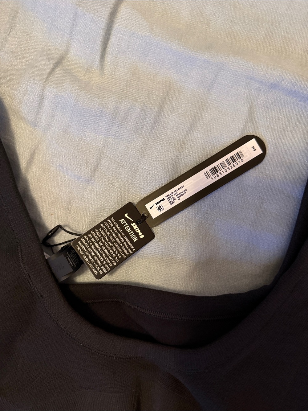 NikeSkims | Vintage Seamless Scoop Neck Bra - Picture 3 of 5